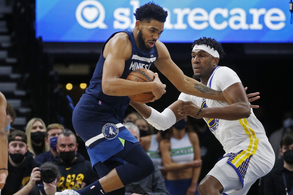 Karl-Anthony Towns luta contra Kevon Looney — Foto: Bruce Kluckhohn-USA TODAY Sports