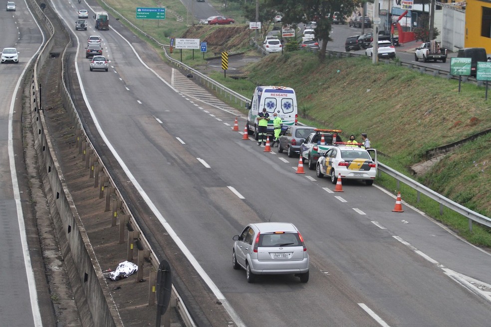 Homem morre após ser atropelado por um carro na madrugada desta sexta-feira, em Hortolândia (SP). — Foto: Luciano Claudino/Código 19