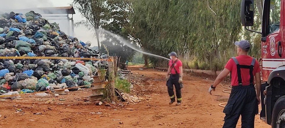 Corpo de Bombeiros foi acionado para conter o incêndio na Cotrares — Foto: Claudinei Troiano/TV Fronteira