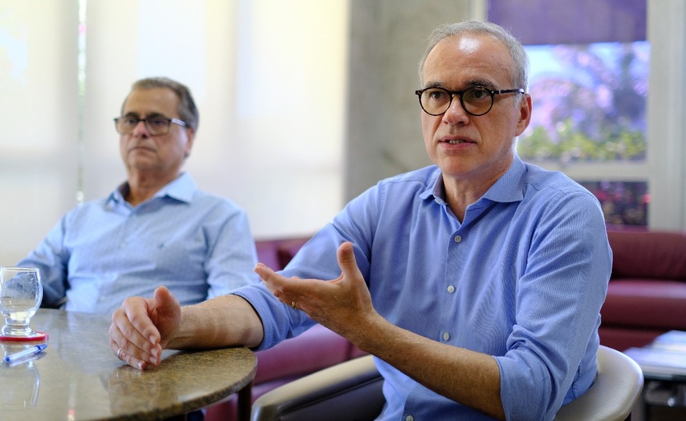 Daniel Diniz, reitor da UFRN, e o vice-reitor, Henio Ferreira de Miranda, ao fundo.  — Foto: Cícero Oliveira/Agecom/UFRN