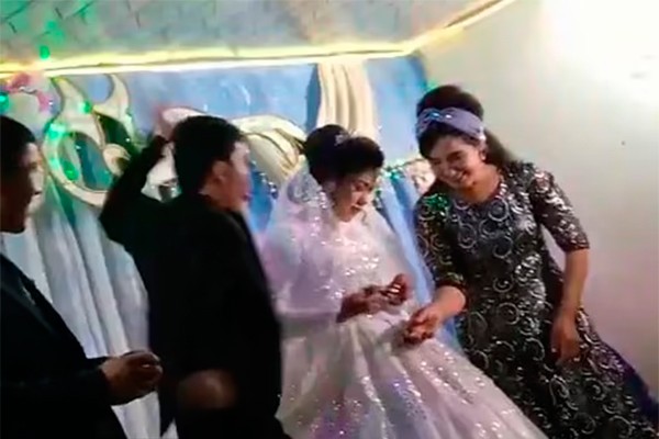 Agressão ocorrida em casamento no Uzbequistão (Foto: reprodução twitter)