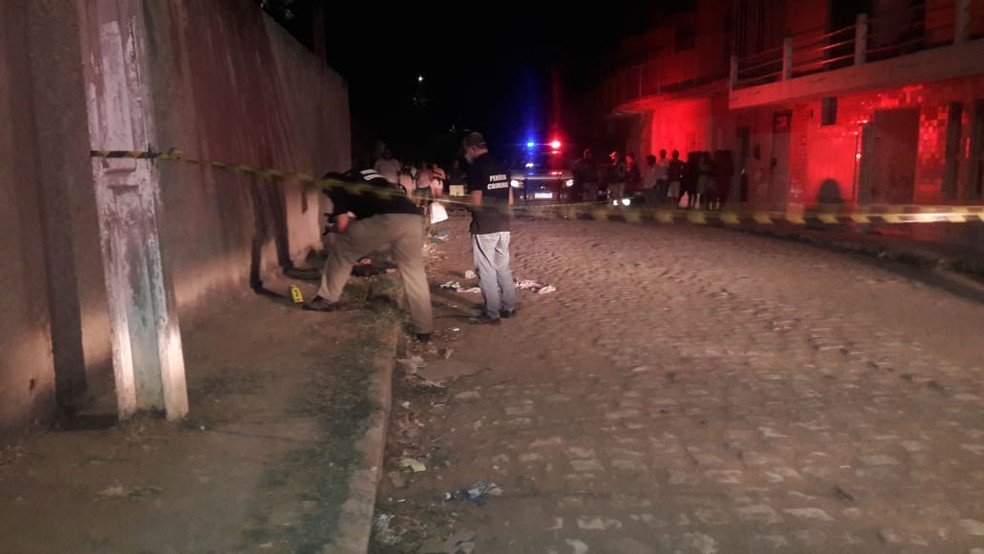 Adolescente foi morto a tiros em via pública em Mossoró — Foto: Wilton Alves