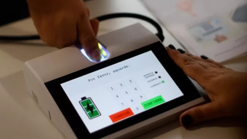 Teste com aparelho de biometria; você já sabe onde vai votar e quais documentos precisa levar? (Foto: REUTERS via BBC)