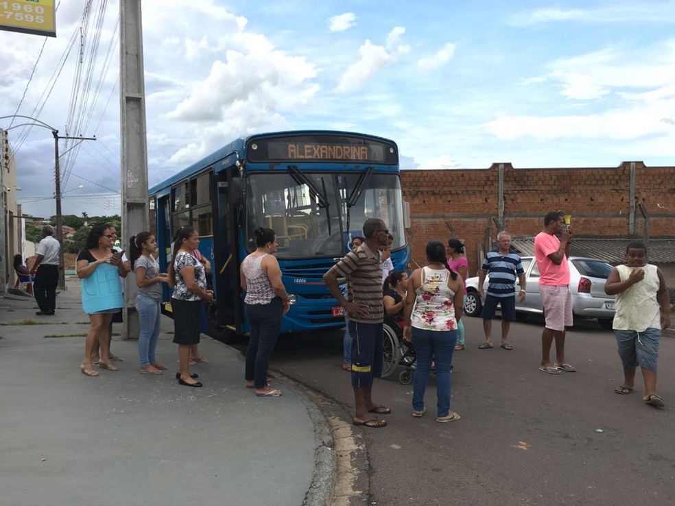 Passageiros protestam no Parque Alexandrina, em Presidente Prudente (Foto: Stephanie Fonseca/G1)