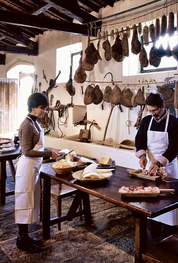 Bem-estar: Casal prepara o almoço na Sardenha, Itália. (Foto: Getty Images)