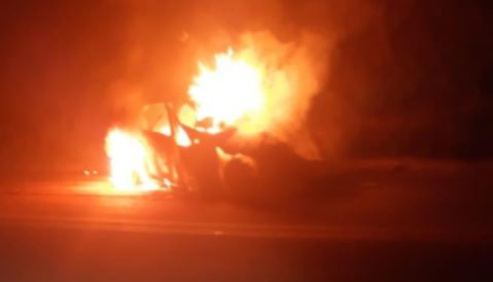 Veículo pegou fogo na BR-262, em Minas Gerais — Foto: Polícia Rodoviária Federal/Divulgação