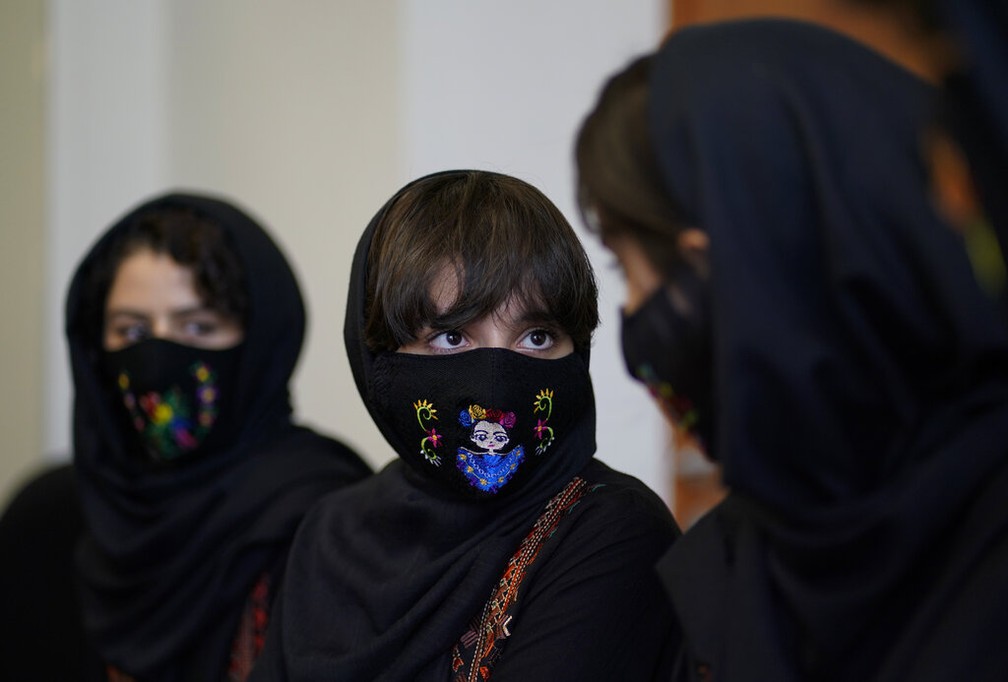 Meninas da equipe de rob&oacute;tica do Afeganist&atilde;o em entrevista coletiva no M&eacute;xico em 24 de agosto de 2021 &mdash; Foto: Eduardo Verdugo/AP