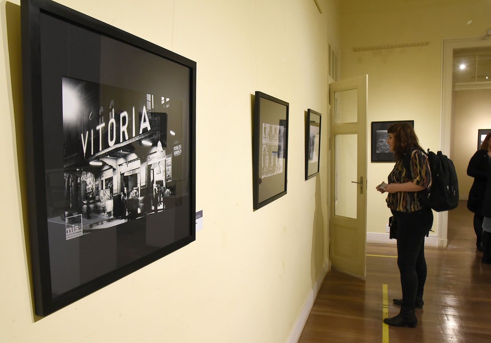 A mostra “Revisitando Curitiba” é composta por 28 fotografias que ajudam a contar a história e a transformação da capital paranaense durante as décadas de 1920 a 1950. — Foto: Divulgação.