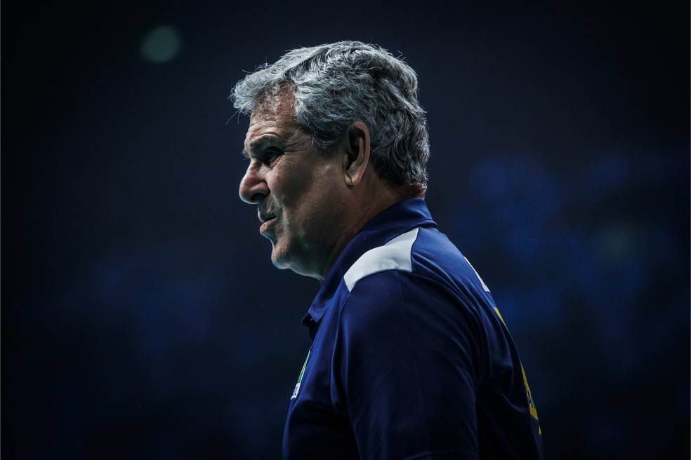José Roberto Guimarães durante derrota para o Japão — Foto: Divulgação/FIVB