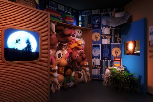 Exposição celebra Steven Spielberg e tem espaço para fotos com E.T (Foto: Divulgação)