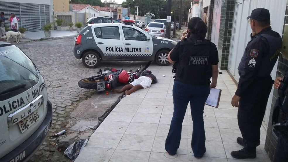 Suspeito foi morto no bairro Capim Macio depois de assaltar residência no Conjunto Pirangi, em Natal. (Foto: Sérgio Henrique Santos/Inter TV Cabugi)