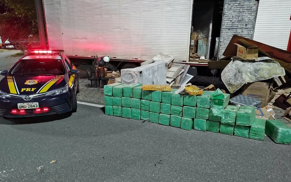 Mais de 1 tonelada de maconha é apreendida dentro de caminhão de mudança na BR-381 em MG — Foto: Polícia Rodoviária Federal