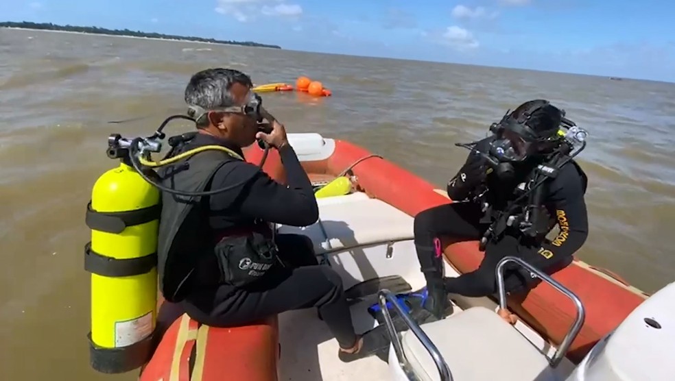 Mergulhadores realizam buscas após naufrágio no Pará  — Foto: Governo do Pará/Divulgação 