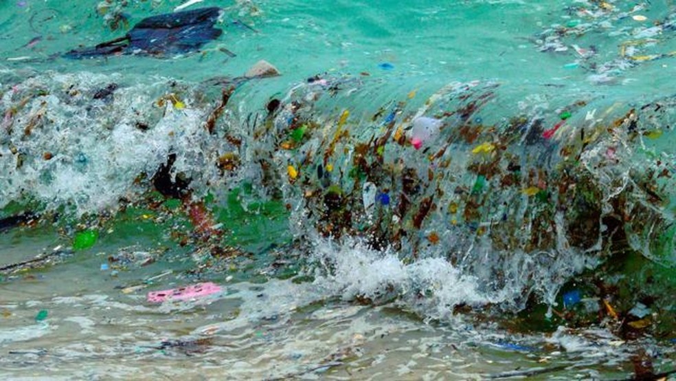 Boa parte do lixo que chega aos oceanos fica perto da costa e acaba sendo trazida de volta para terra — Foto: Getty Images