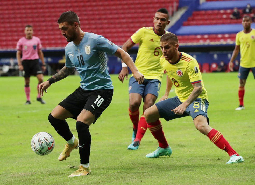 Arrascaeta e Cuellar em Uruguai x Col&ocirc;mbia &mdash; Foto: REUTERS/Henry Romero