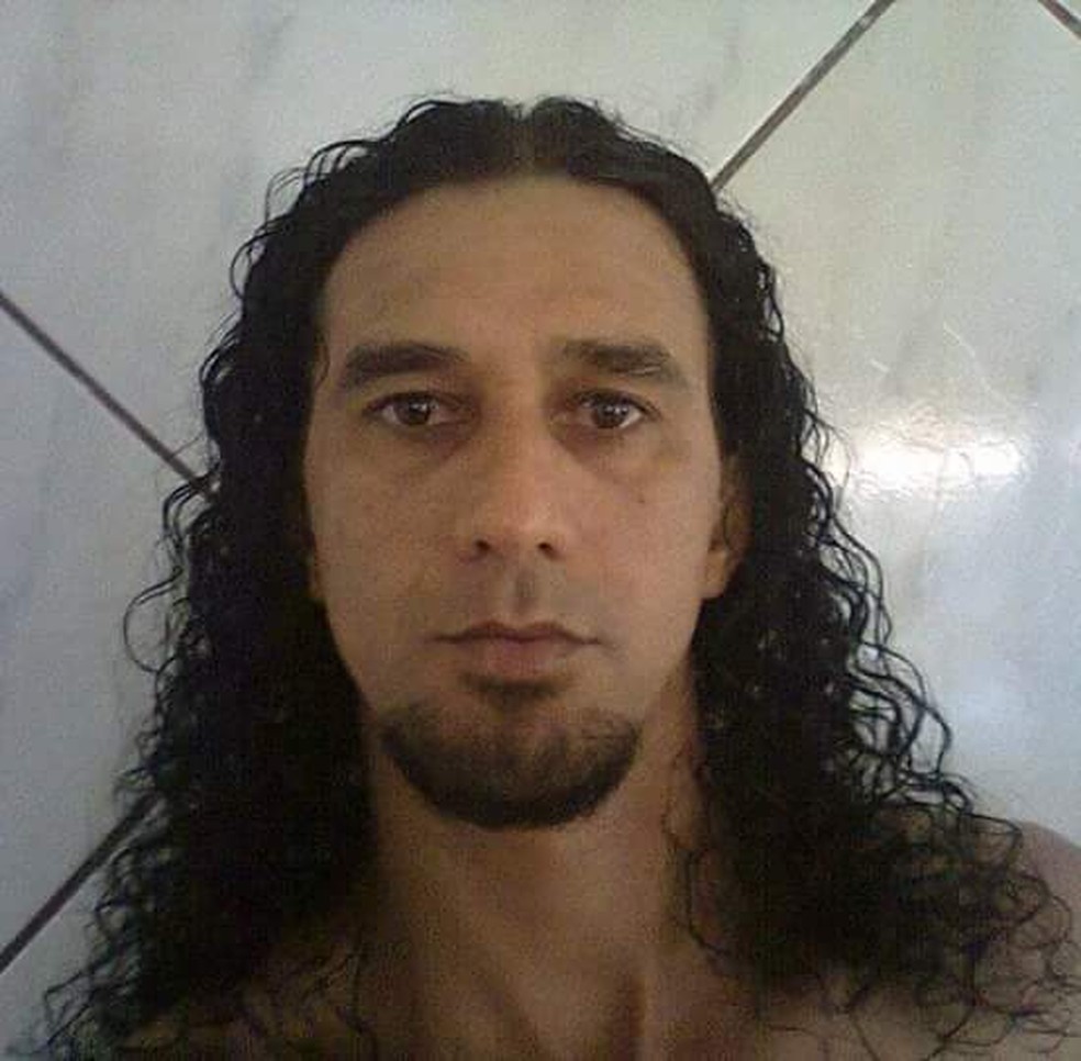 Foto do suspeito, Jadir Souza da Silva, foi divulgada pela Polícia Civil para ajudar nas buscas — Foto: Redes Sociais/Divulgação