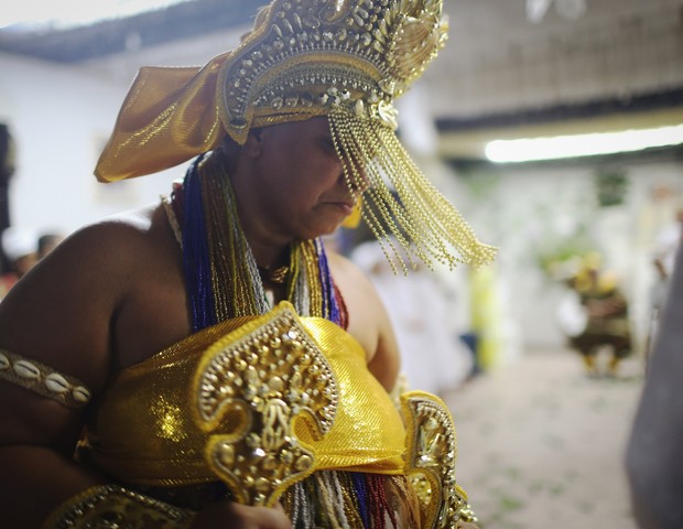Mulher durante uma cerimônia de candomblé em Itaborai, na Bahia  (Foto: Mario Tama/Getty Images)