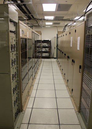 Supercomputador é responsável por combinar as informações detectadas pelas antenas (Foto: Dennis Barbosa/G1)
