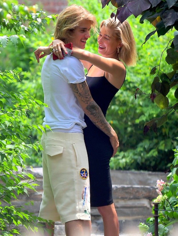 Justin Bieber e Hailey Badwin (Foto: Grosby Group)