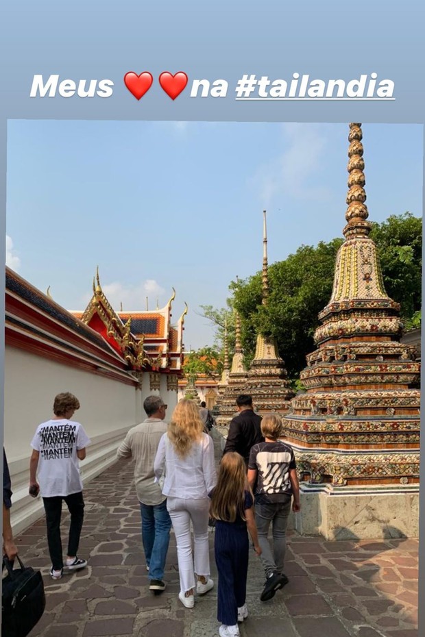 Angélica e Luciano Huck curtem os templos de Bangkok com a família (Foto: Reprodução/Instagram)