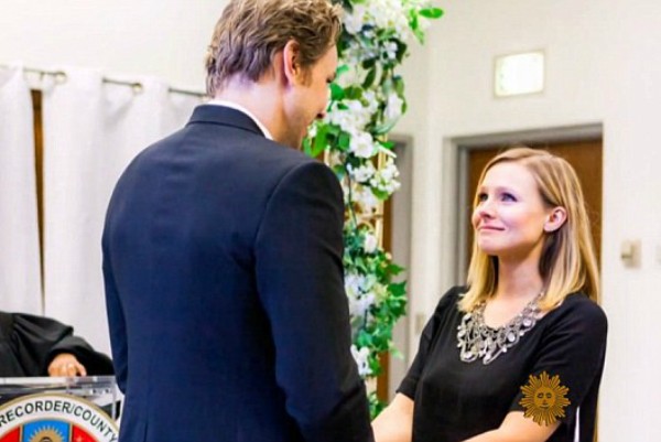 A atriz Kristen Bell em seu casamento com o ator Dax Shepard (Foto: Reprodução)