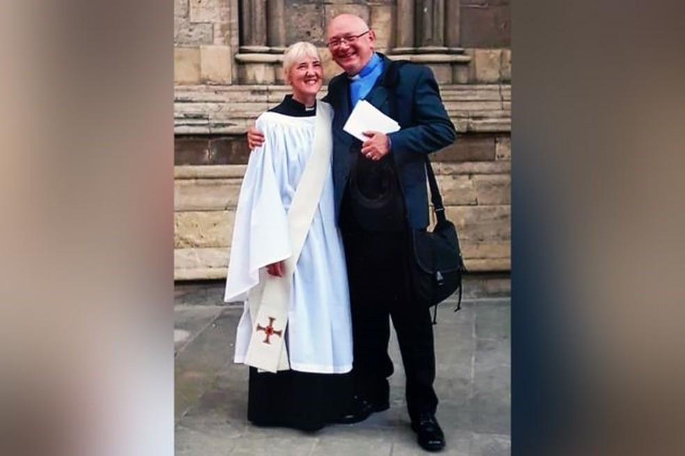 Lisa agora é capelã de um hospital e Robert, vigário da Igreja da Inglaterra — Foto: BBC