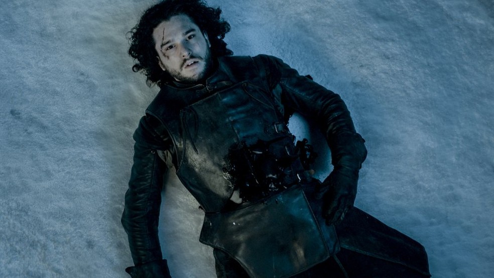 Muitas pessoas ficaram chocadas quando o personagem Jon Snow (Kit Harington) foi traído por seus próprios companheiros na 5ª temporada — Foto: Getty Images