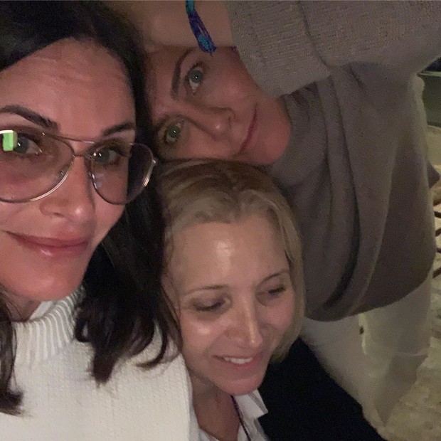 Courteney Coxem se diverte ao lado das amigas Jennifer Aniston e Lisa Kudrow (Foto: Reprodução Instagram)