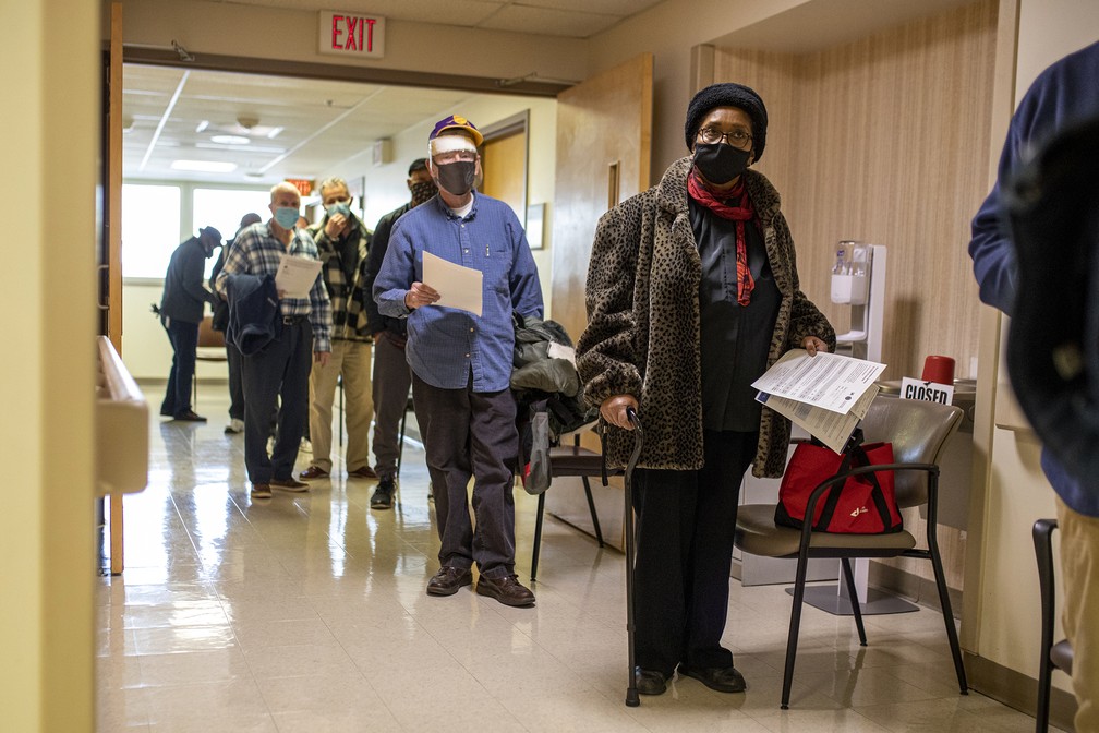 Idosos aguardam para receber a vacina contra a Covid-19 em centro médico da Filadélfia, nos EUA, em foto de 23 de janeiro de 2021 — Foto: Tyger Williams/The Philadelphia Inquirer/AP