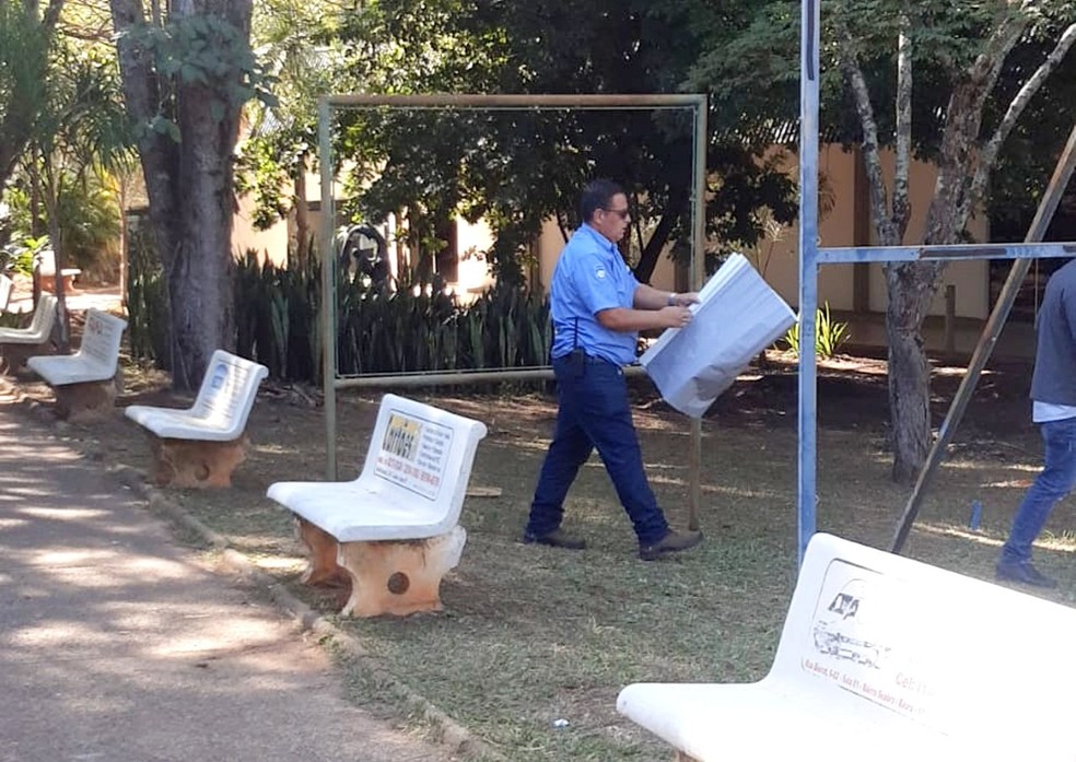 Cartazes exibem prints de supostas conversas de conotação sexual — Foto: Arquivo pessoal  