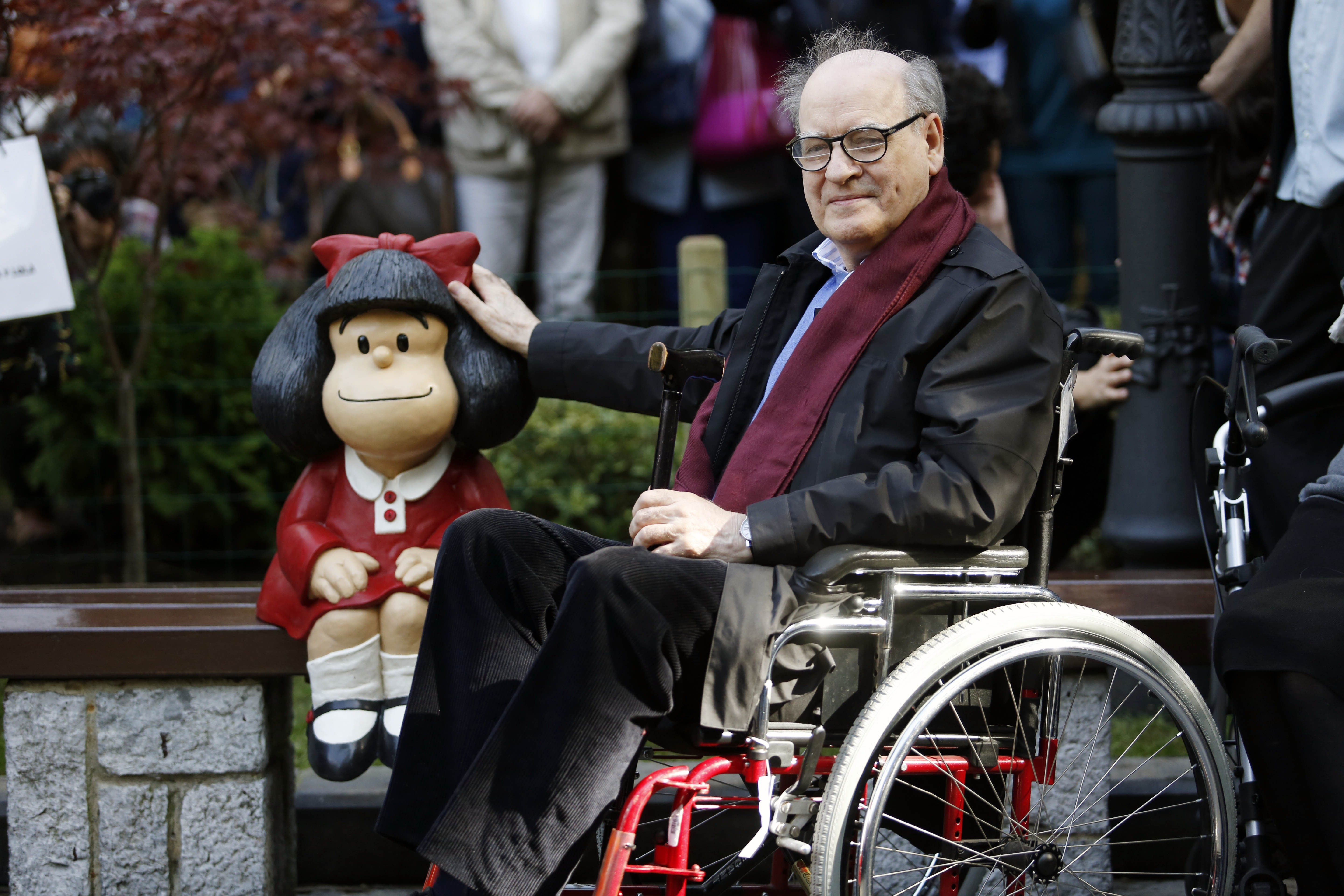 OVIEDO, SPAIN - OCTOBER 23: Cartoonist Joaquin Salvador Lavado, aka Quino, poses beside a sculpture of his creature Mafalda at the San Francisco park. Quino will be awarded the 2014 Prince of Asturias Award for Communication and Humanities on October 23,  (Foto: Europa Press via Getty Images)