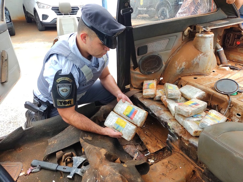 Mmaconha estava escondida em fundo falso dentro da lataria do veículo — Foto: Polícia Rodoviária/Divulgação