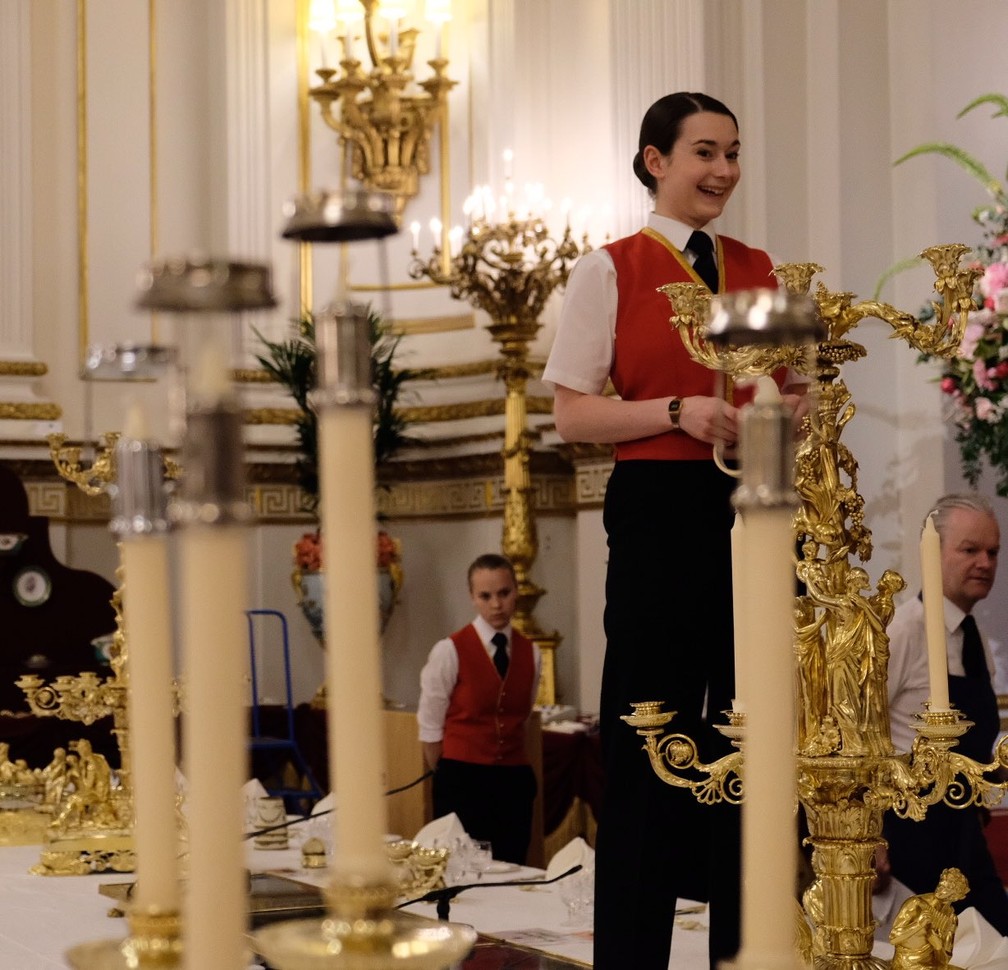 Preparação para o banquete de Estado oferecido nesta segunda-feira (3) ao presidente americano, Donald Trump, no Palácio de Buckingham, em Londres. — Foto: Twitter/Família real britânica