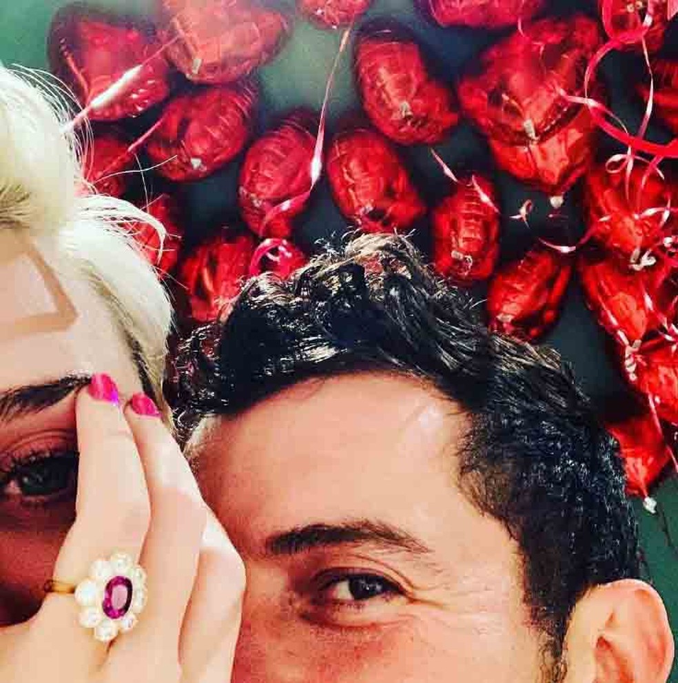Foto compartilhada por Katy Perry e Orlando Bloom no Instagram mostra anel de diamantes — Foto: Reprodução/Instagram/Katy Perry