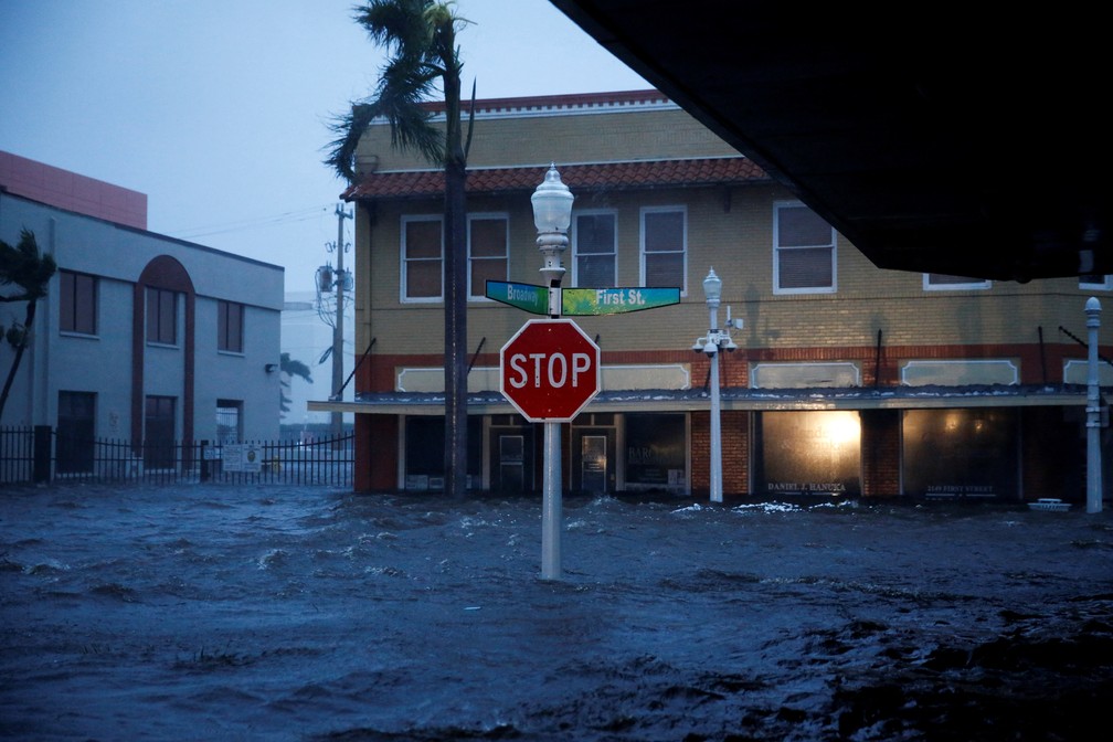 Uma rua inundada é vista no centro da cidade enquanto o furacão Ian toca o solo no sudoeste da Flórida, em Fort Myers, EUA  — Foto: REUTERS/Marco Bello