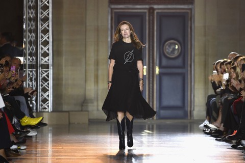 Clare Waight Keller estreia como diretora criativa da Givenchy na semana de moda de Paris de verão 2018