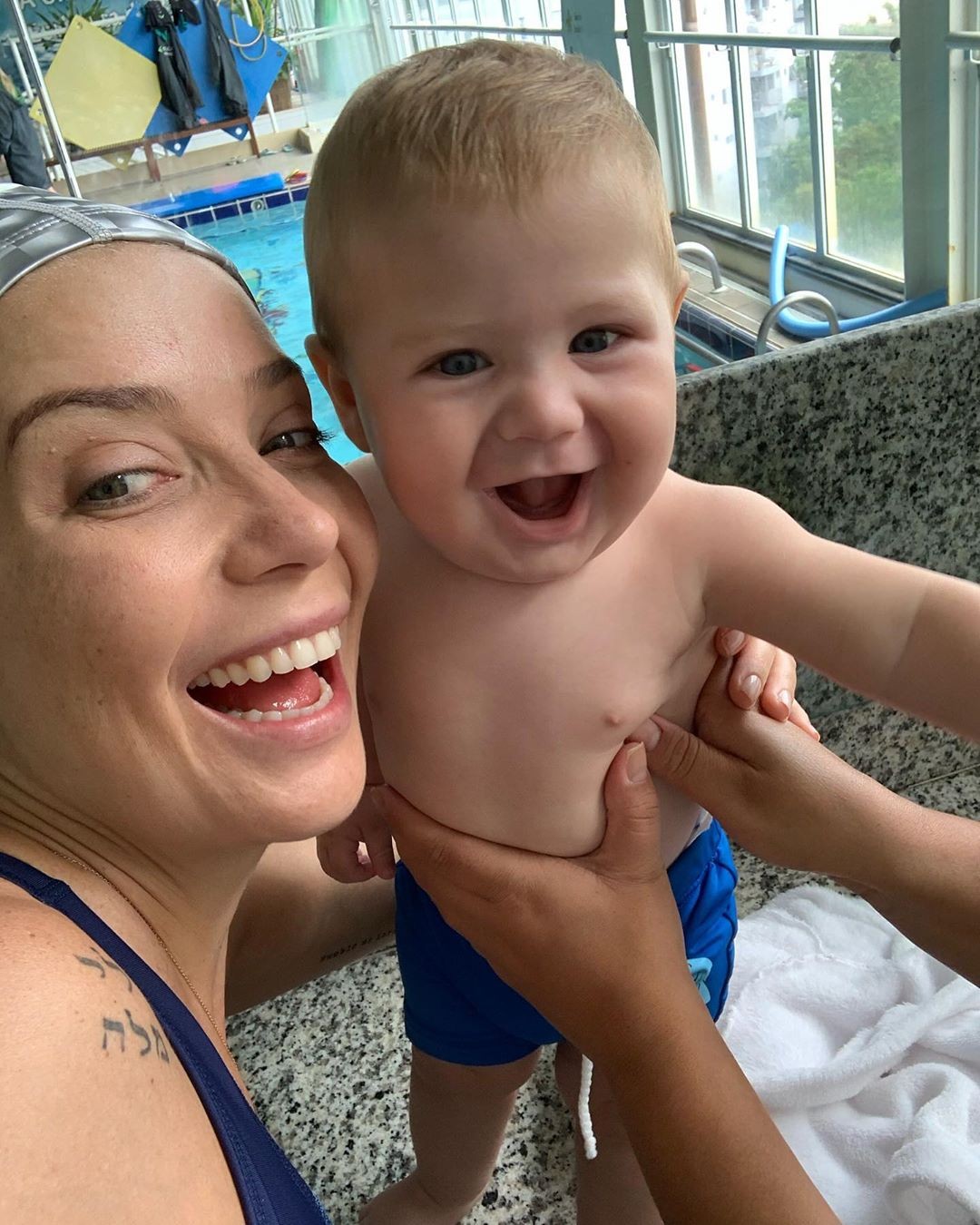 Luiza Possi leva filho para aula de natação  (Foto: Reprodução)