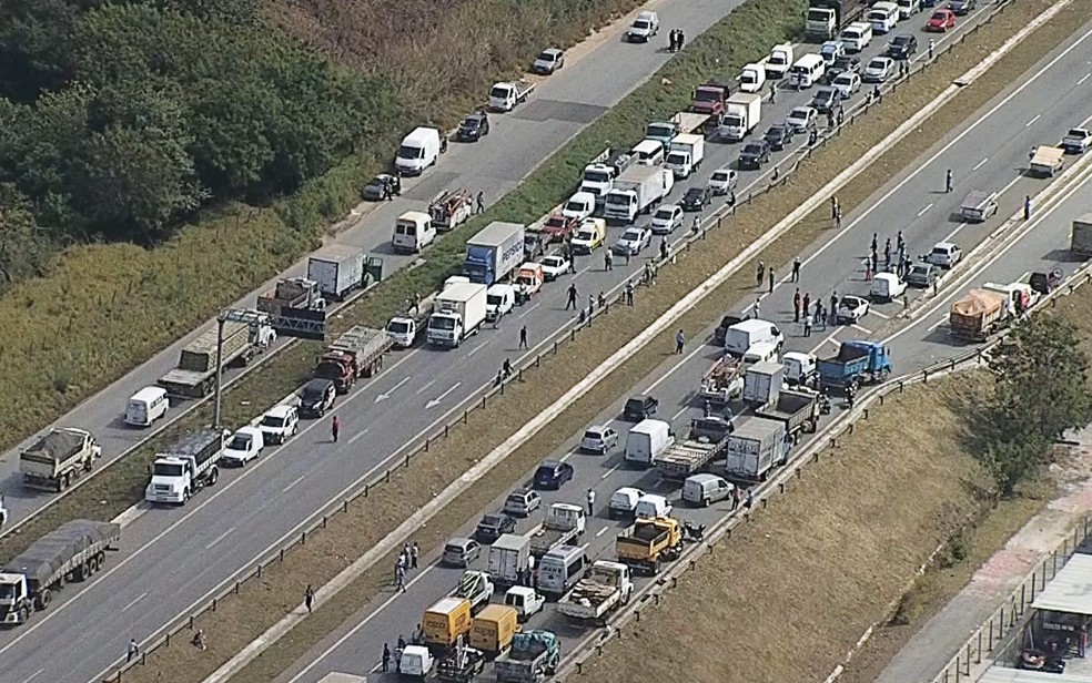 Caminhoneiros paralisam MG-424, em Vespasiano, na Região Metropolitana de Belo Horizonte (Foto: Reprodução/TV Globo)