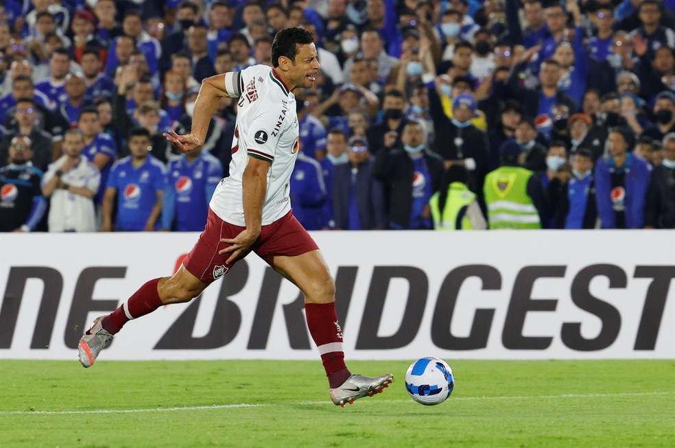 Fred sente problema na coxa direita em Millonarios x Fluminense — Foto: EFE/Mauricio Dueñas Castañeda