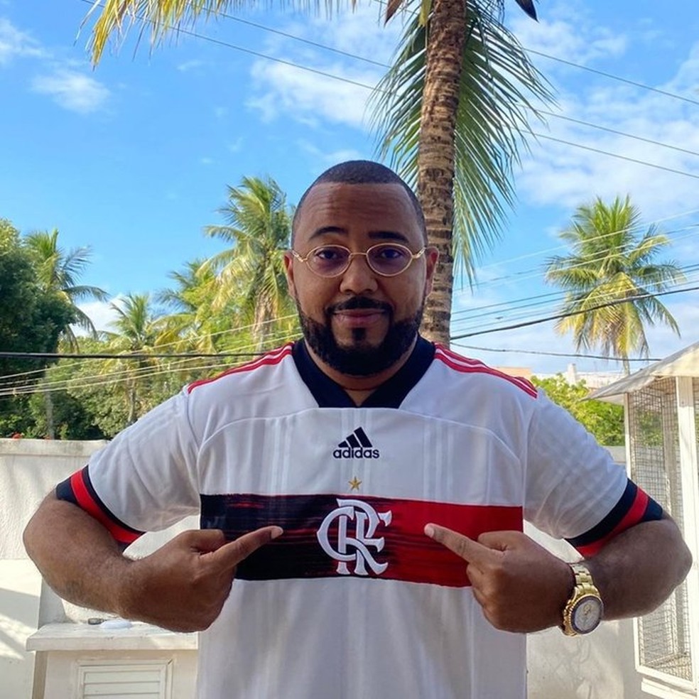 Dudu Nobre exibe a nova camisa 2 do Flamengo — Foto: Reprodução