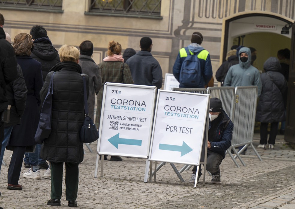Pessoas fazem fila em centro de testes de Covid-19 em Munique, na Alemanha, em 24 de novembro de 2021 — Foto: Peter Kneffel/dpa via AP
