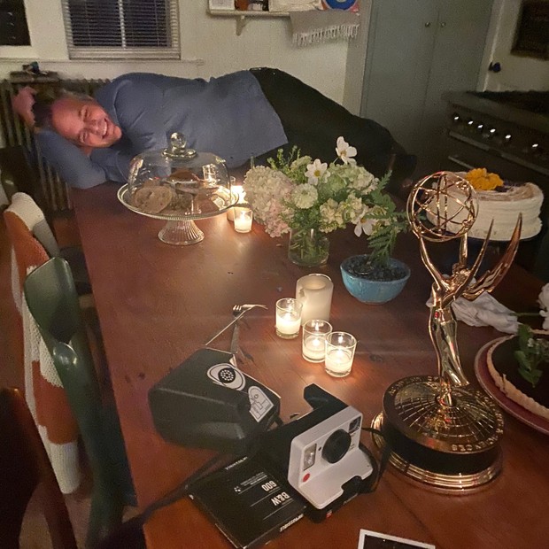 Mark Ruffalo celebra troféu do Emmy 2020 (Foto: Reprodução/Twitter)