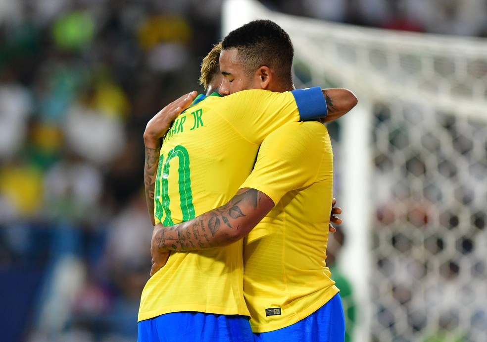 Neymar e Gabriel Jesus se abraçam após passe do capitão para o centroavante marcar sobre a Arábia Saudita — Foto: Waleed Ali/Reuters