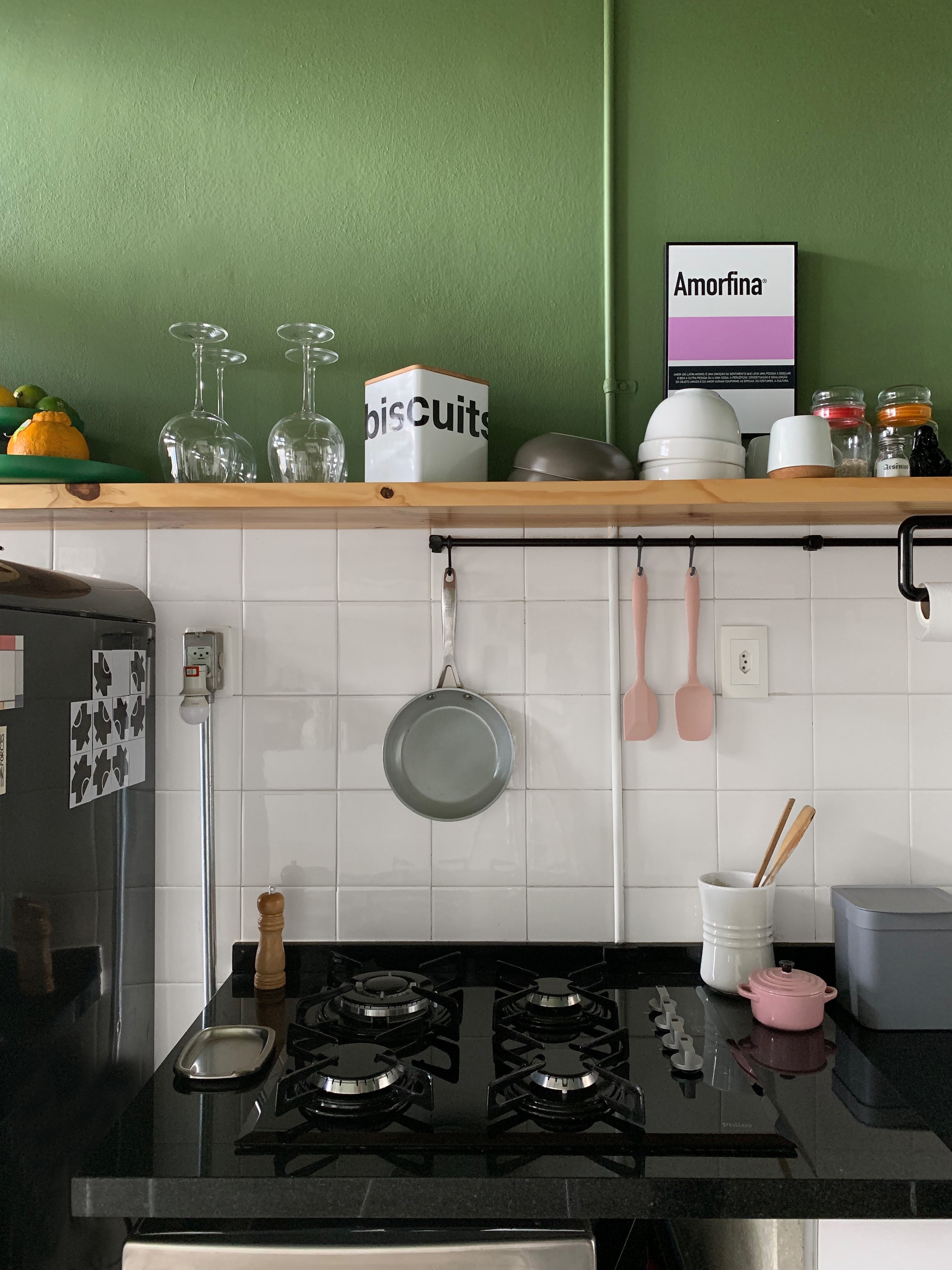 Décor do dia cozinha pequena com meia parede pintada (Foto: Divulgação)
