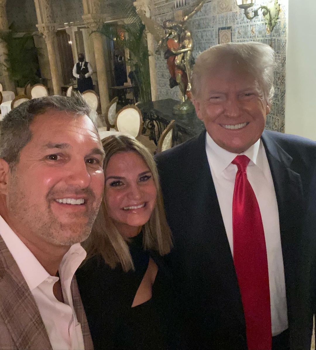 Donald e Melania Trump são tietados por fãs durante jantar em restaurante nos EUA (Foto: reproduçõa/instagram)