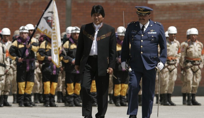 Imagem de arquivo, de 2007, mostra Gustavo Vargas Gamboa (direita) com o presidente Evo Morales (Foto: Juan Karita/AP) (Foto: Juan Karita/AP))