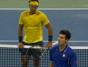 Nadal Djokovic após bolada tênis (Foto: Reprodução SporTV)