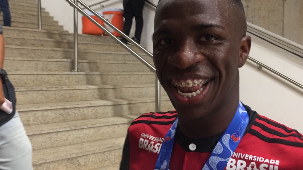 Vinicius Junior mostra o sorrisão após a conquista da Taça Guanabara (Foto: Raphael Zarko/GloboEsporte.com)