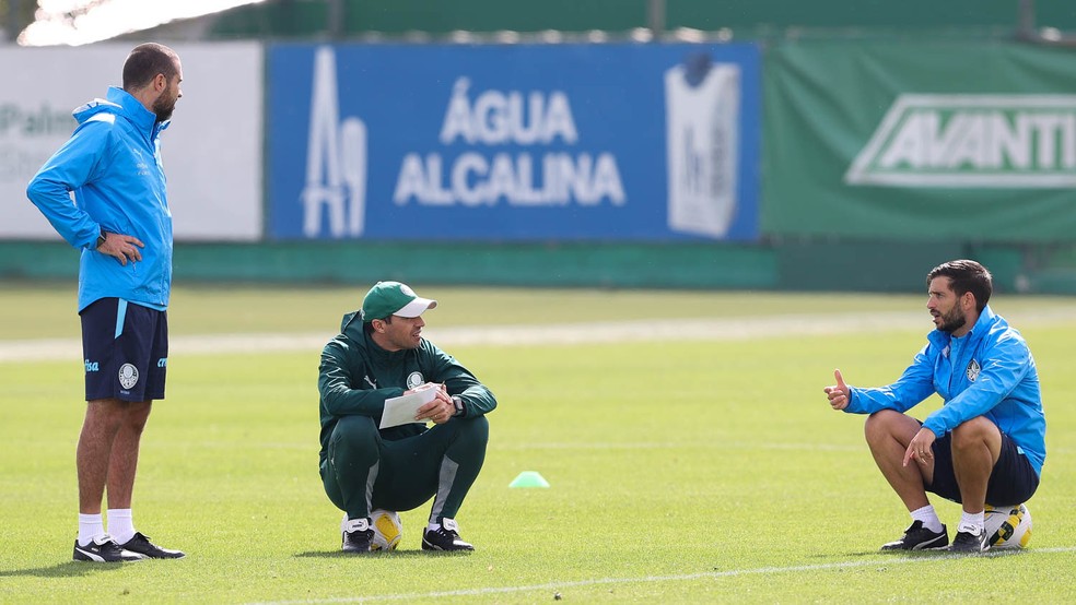 O auxiliar João Martins, técnico Abel Ferreira e o auxiliar Carlos Martinho em treino do Palmeiras — Foto: Cesar Greco
