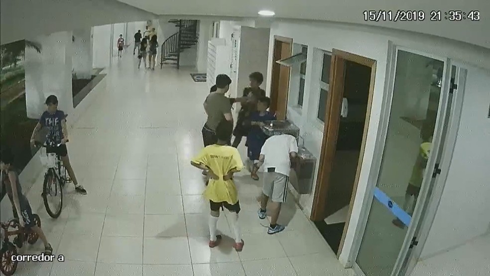 Câmera de segurança registra briga entre meninos de 10 e 11 anos em condomínio no Guará 2, no Distrito Federal — Foto: Reprodução